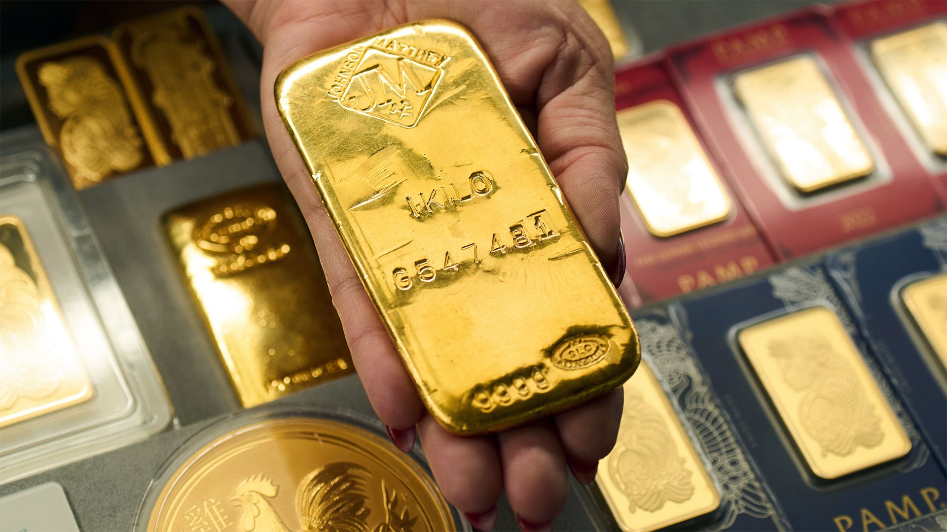 Gold prices experience downward trend in recent market fluctuations