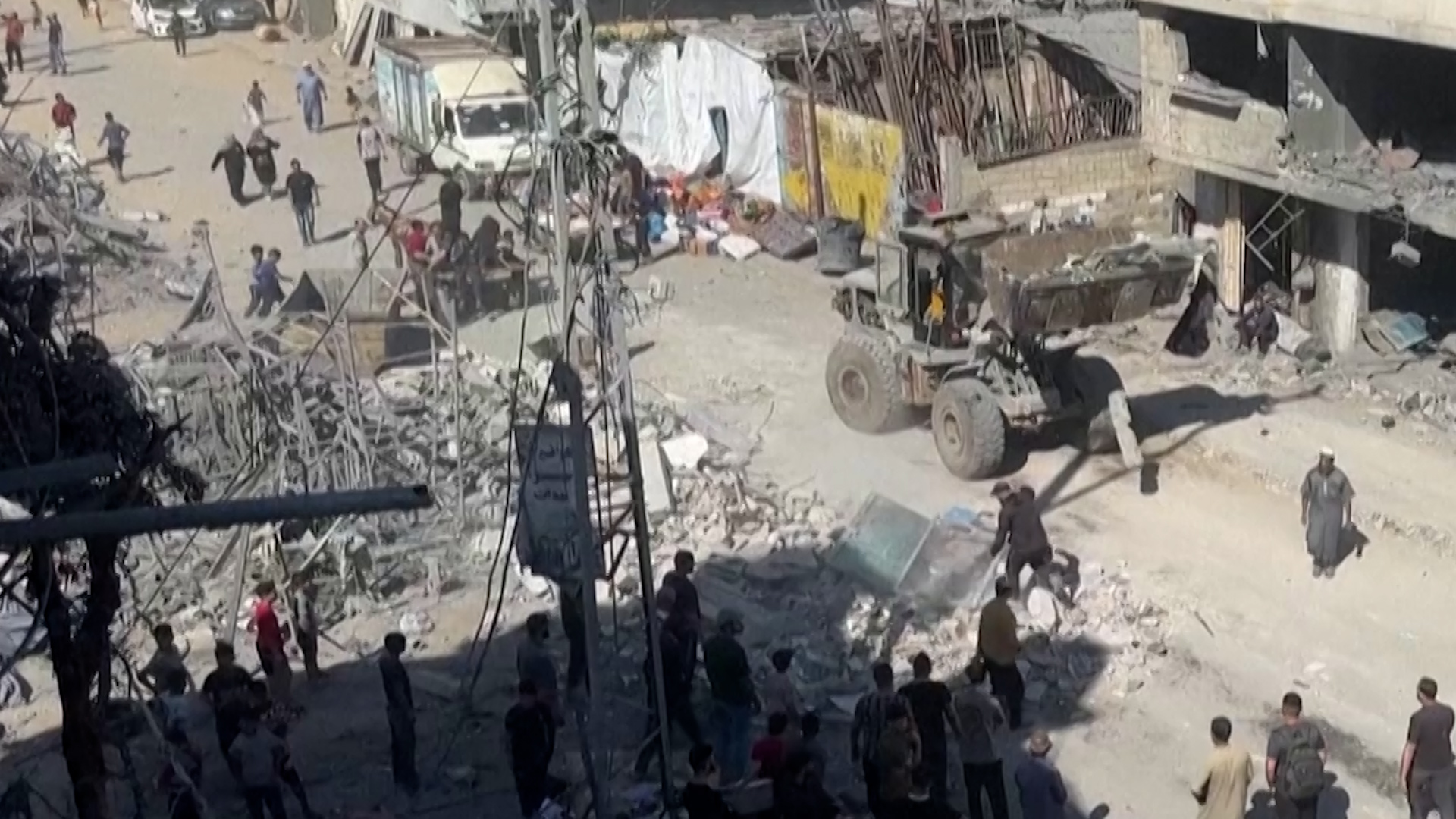 Israeli Strikes Cause Overnight Destruction in Gaza Neighborhoods