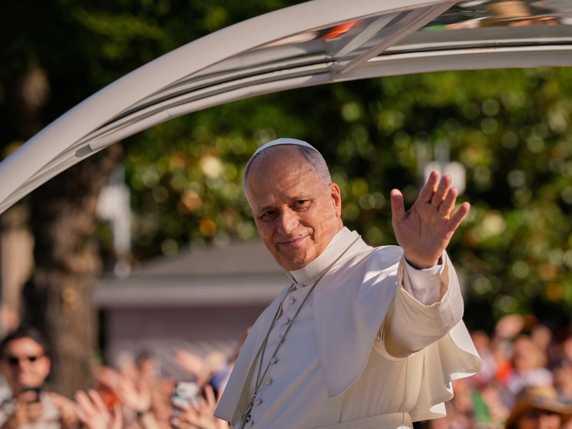 Pope Leos flower-carpeted procession draws large crowds in Madrid