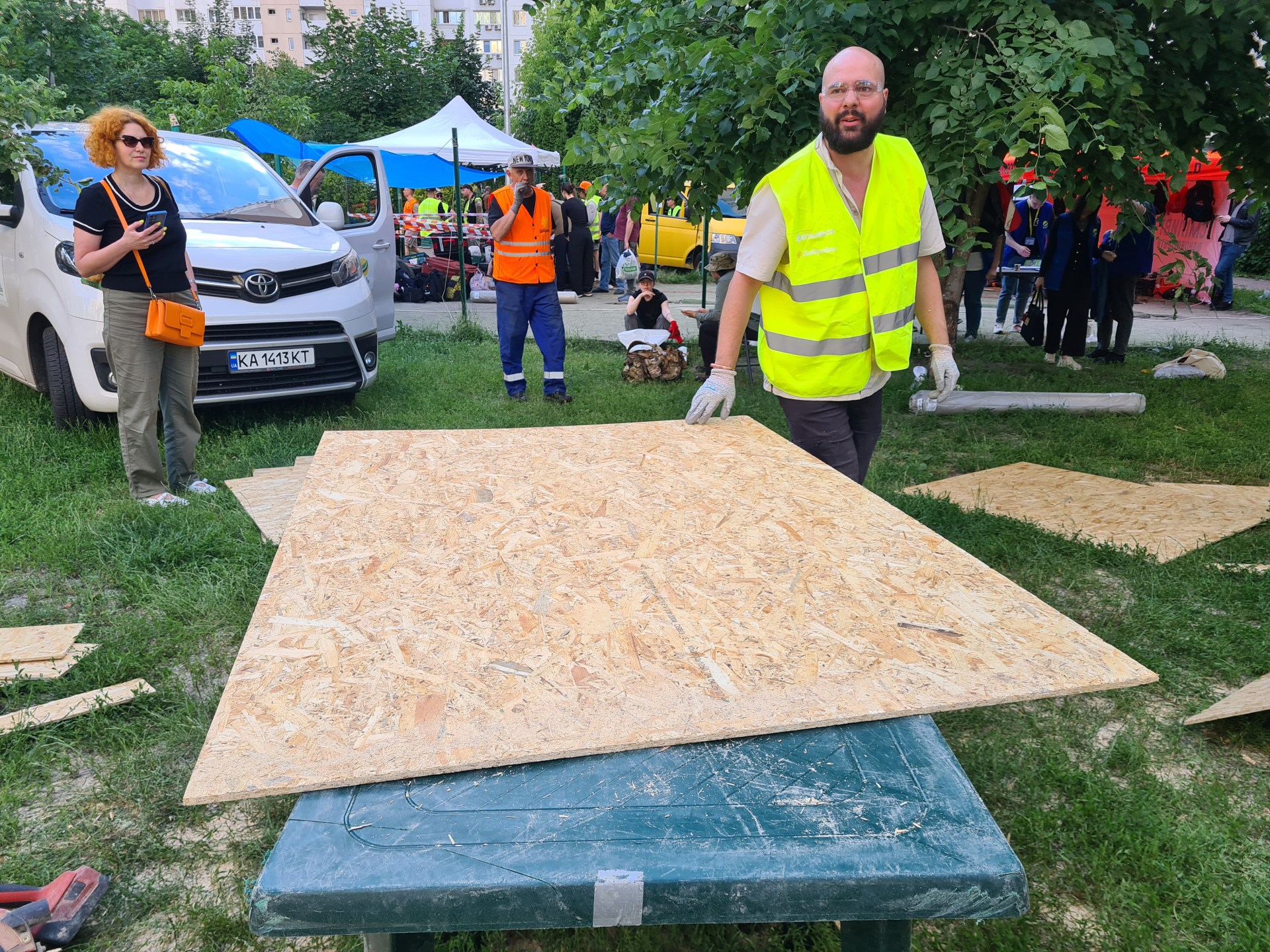 Ukraines volunteer forces aid in rebuilding efforts after Russian destruction